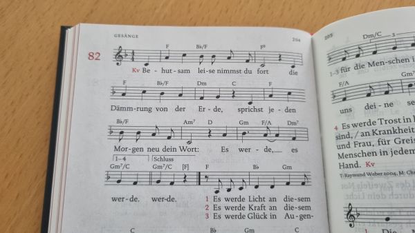Ausschnitt aus dem Gotteslob mit Lied Nr. 82 "Behutsam leise nimmst du fort" (Text: Raymund Weber, Musik: Christoph Seeger)